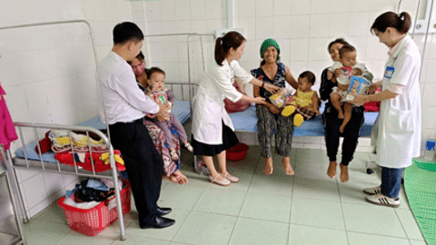 Công đoàn cơ sở Bệnh viện Đa khoa khu vực Ngọc Hồi tổ chức trao quà trung thu cho các bệnh nhi đang điều trị tại Bệnh viện