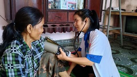 Chi đoàn Bệnh viện Đa khoa khu vực Ngọc Hồi tổ chức chương trình “Khám bệnh và cấp thuốc tại nhà cho các gia đình chính sách nhân dịp kỷ niệm Ngày thương binh liệt sỹ 27/07”
